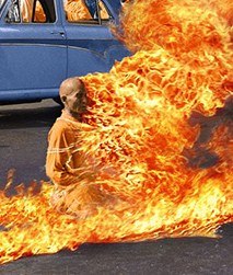 monaco che si da fuoco