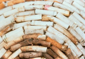 Dettaglio dei mozziconi utilizzati dall'artista