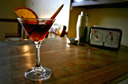 Deperitivo omaggia con ironia il grande artista Fortunato Depero. Da una ricetta originale del futurista nasce un aperitivo brillante che accompagna una proposta gastronomica giocata su colori saturi e modalità di fruizione inconsuete offrendo al pubblico una leggera cena-buffet divertente ed appagante.