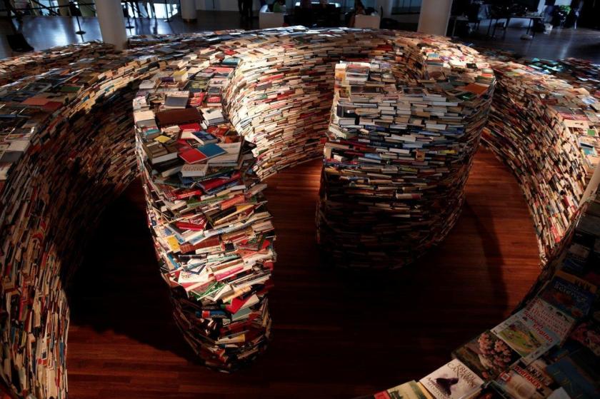 Marcos Saboya and Gualter Pupo, Giant Labyrinth Constructed from 250,000 Books
